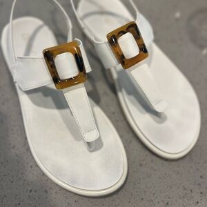 OluKai size 8 White T strap Sandals with Tortoise Accent